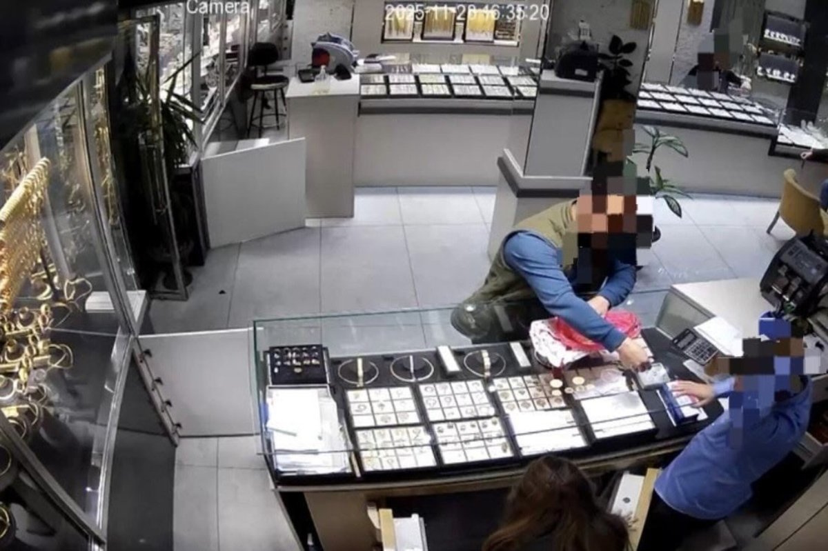 Eve giren hırsız 4 milyon TL değerinde altın çaldı