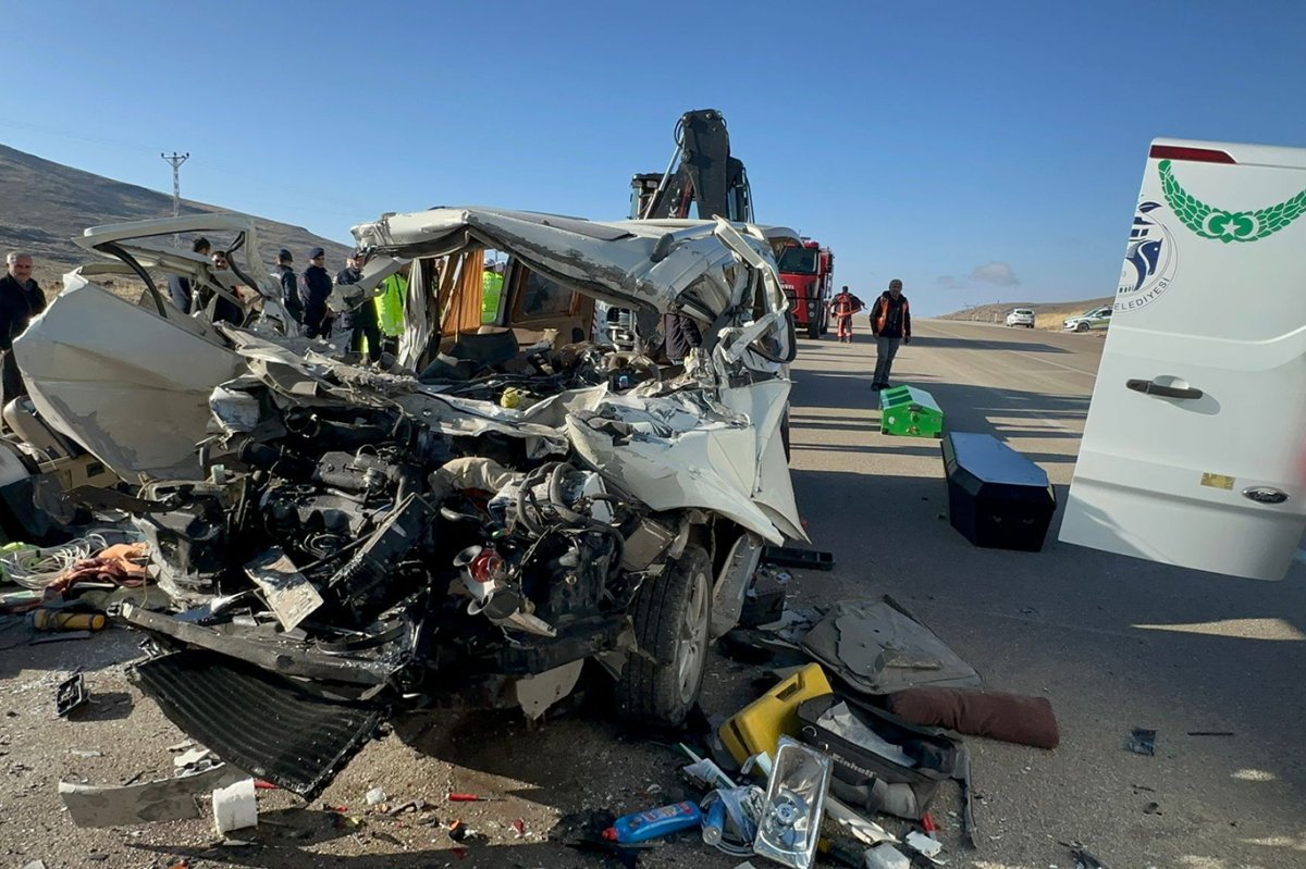 Minibüs tıra çarptı: 3 ölü