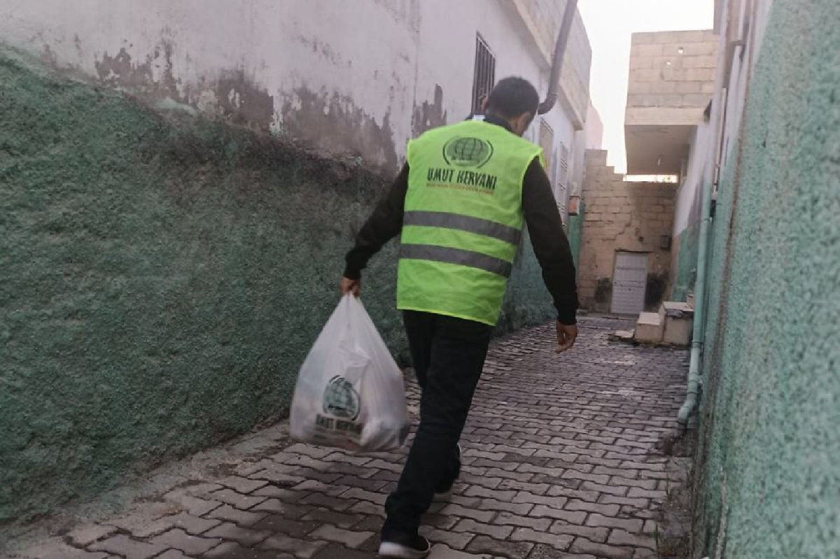 Umut Kervanı Akçakale’de ihtiyaç sahiplerini sevindirdi