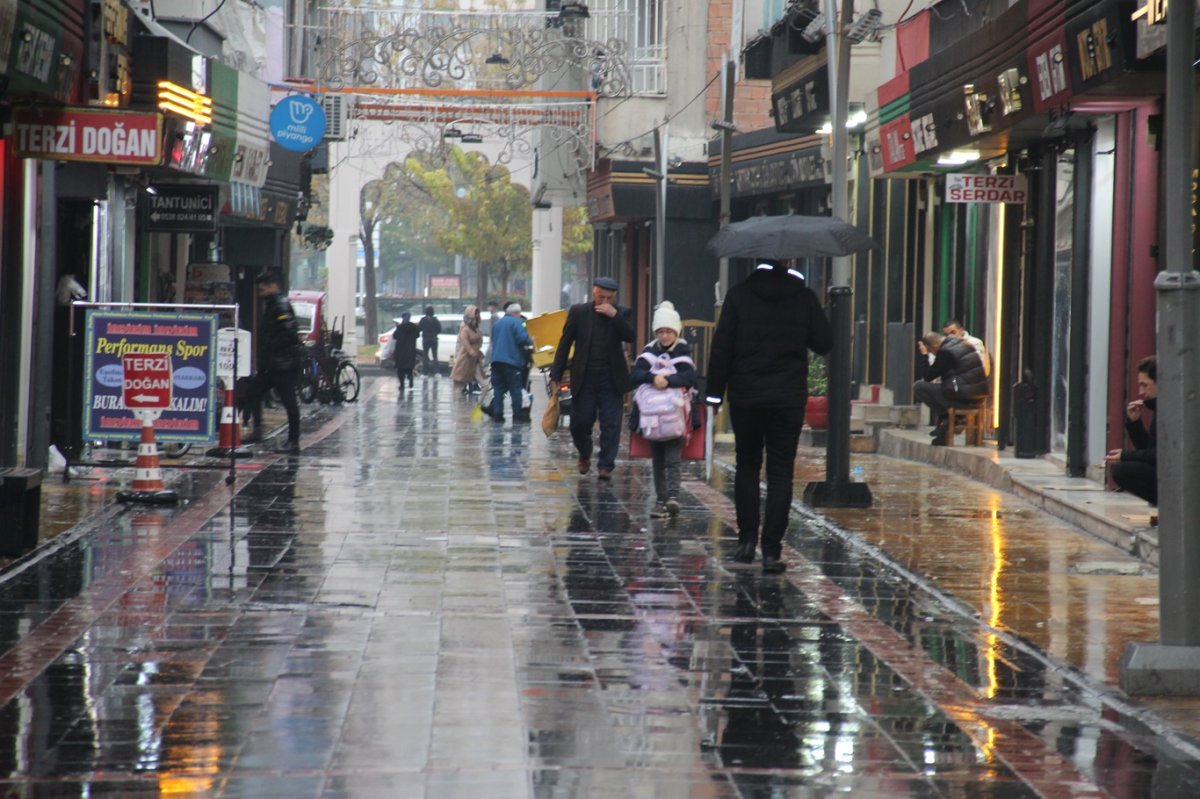 Yağışlar esnafın yüzünü güldürdü: Şemsiye satışlarında artış