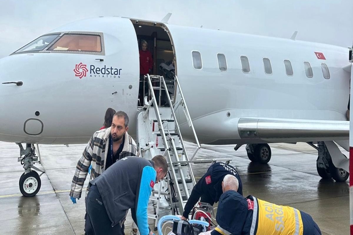 Ağrı'da riskli gebe ile soluk borusu gelişemeyen bebek uçak ambulans sevk edildi