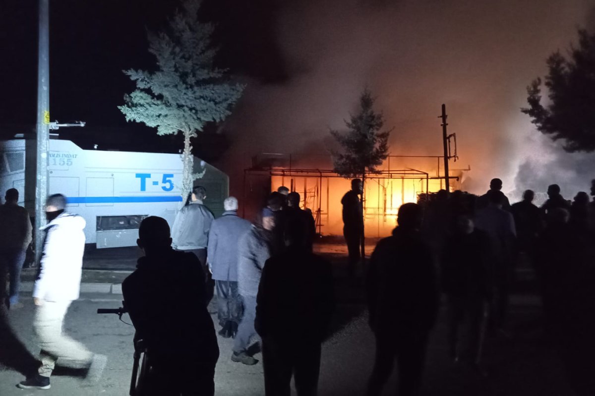 Dicle'de çıkan yangında bir işyeri küle döndü