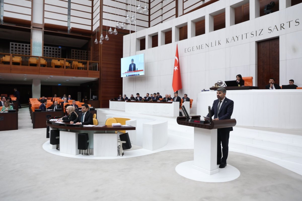 Dinç: Türkiye’de genç olmak, okurken burs ve barınma sorunlarıyla mücadele etmek demektir