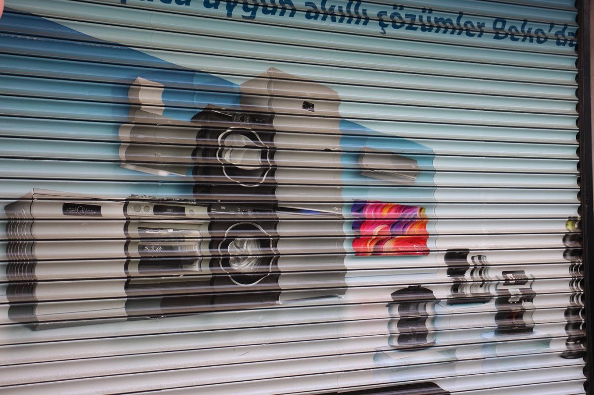 Elektrik kesintisi nedeni ile esnaf kepenk açamadı