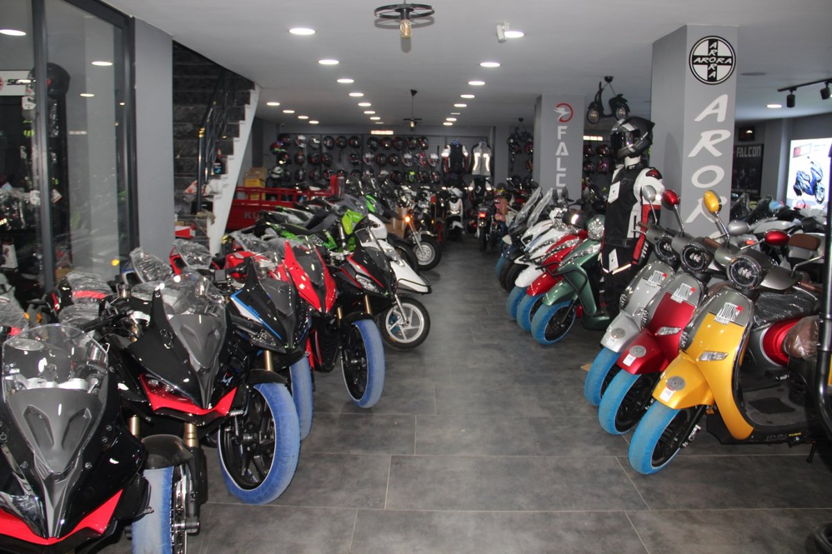 Motosiklet ekipmanı zorunluluğu satışları artırdı: Satıcılar stok yetiştirmekte zorlanıyor