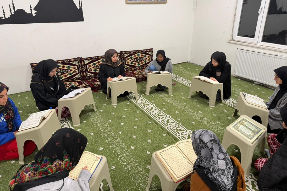 Öğrenciler Kur'an'ı Kerim öğreniyor