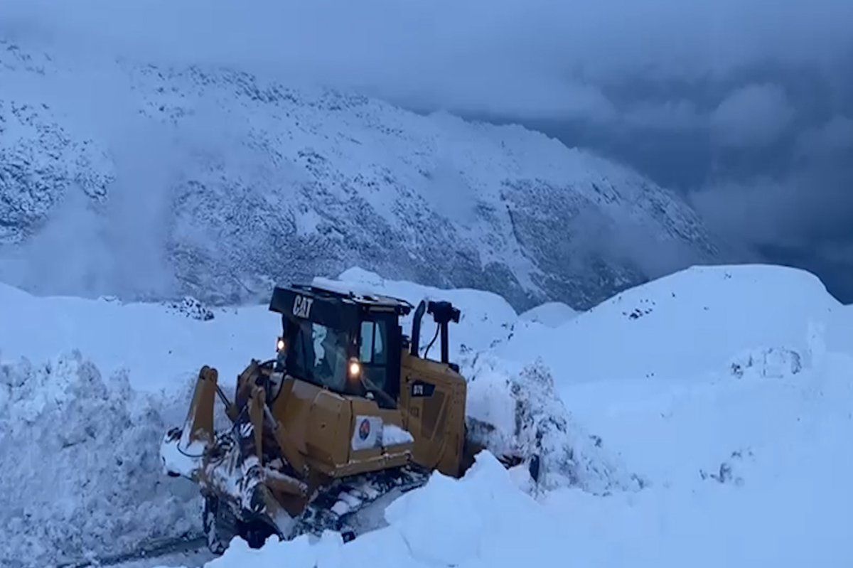 Şırnak’ta kar nedeniyle kapalı yolların açılması için çalışmalar sürüyor