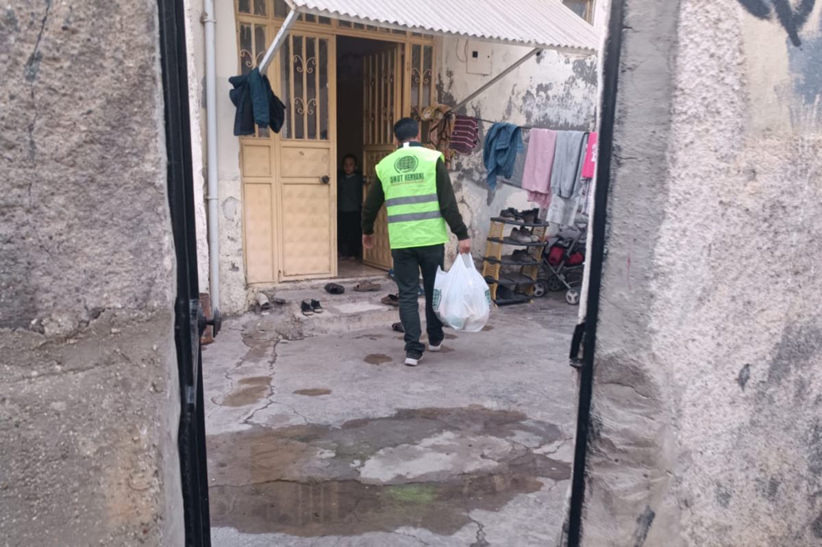 Umut Kervanı Şanlıurfa'da ihtiyaç sahiplerinin yüzünü güldürdü