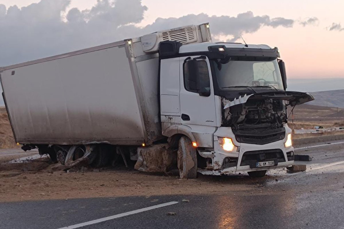 Van’da zincirleme trafik kazası: 3 kişi yaralandı