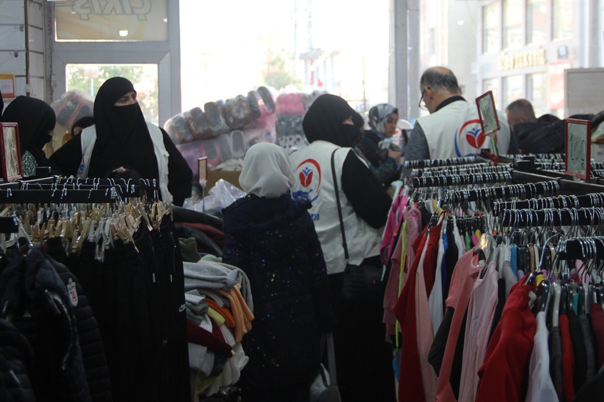 Yetimler Vakfı'ndan Cizre'de onlarca yetime bot ve mont desteği