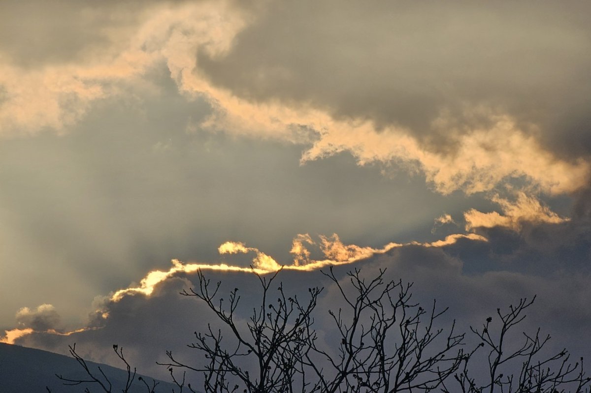 Bursa’da bulutlar arasında gün batımı görsel şölen sundu