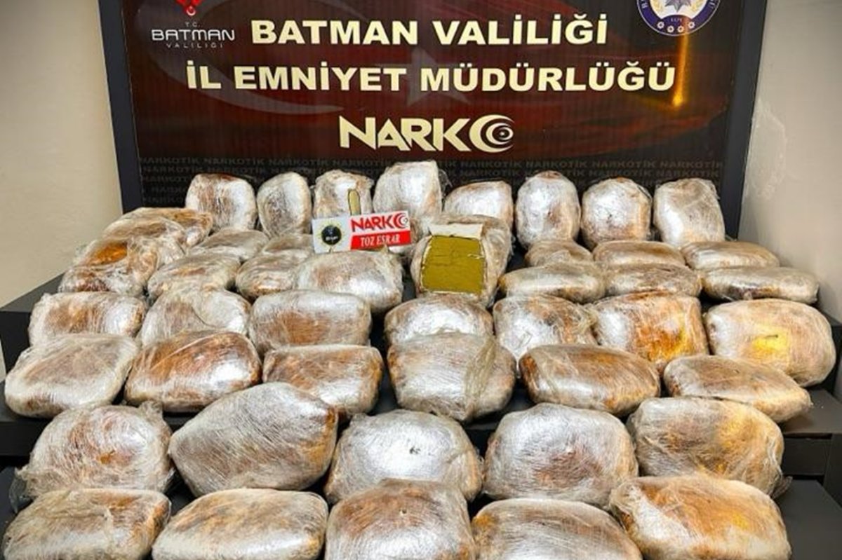 Batman'da durdurulan otomobilde 56 kilo toz esrar ele geçirildi