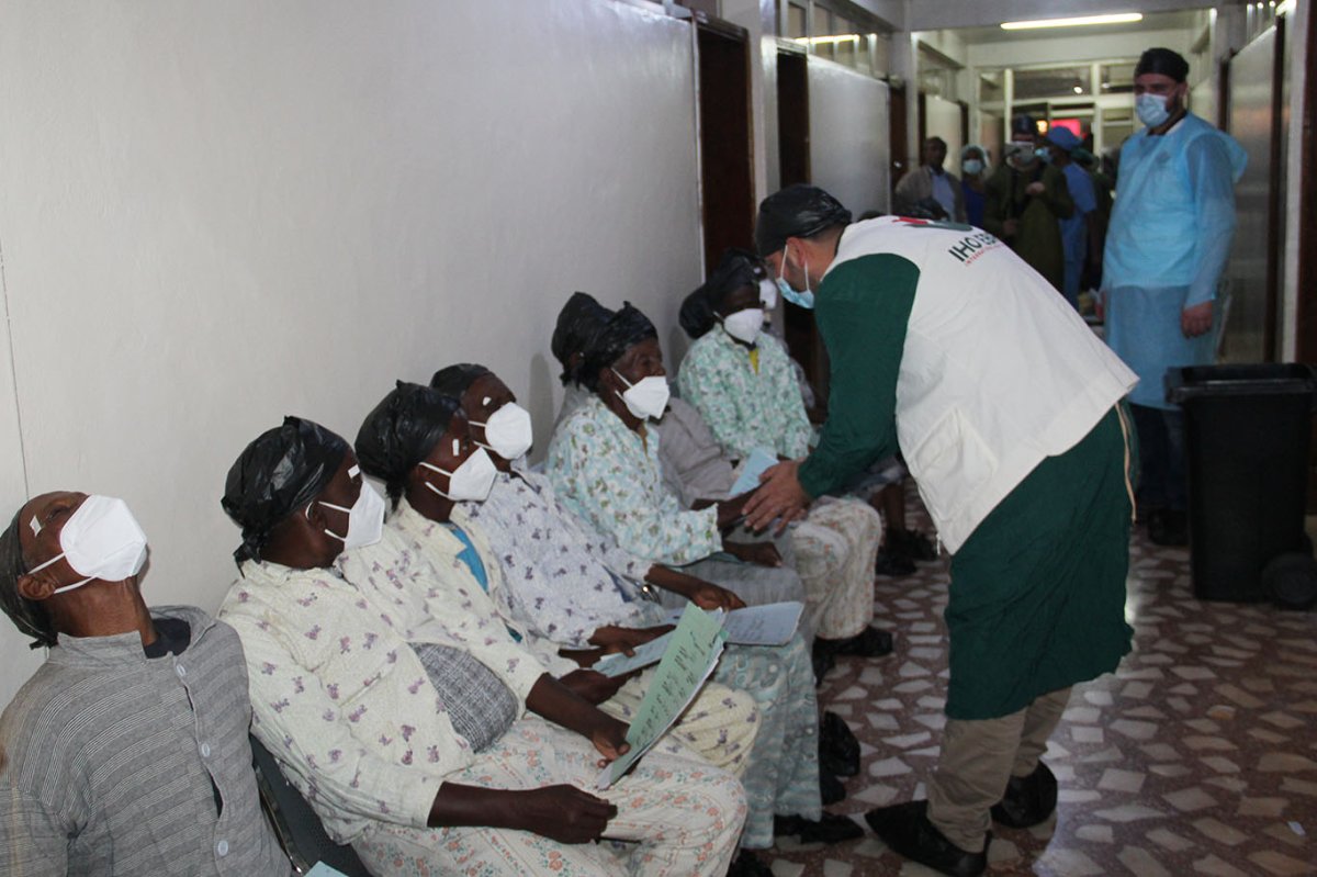 IHO EBRAR'dan Etiyopya'da katarakt ameliyatı ve kanser hastası çocuklara nakdi destek