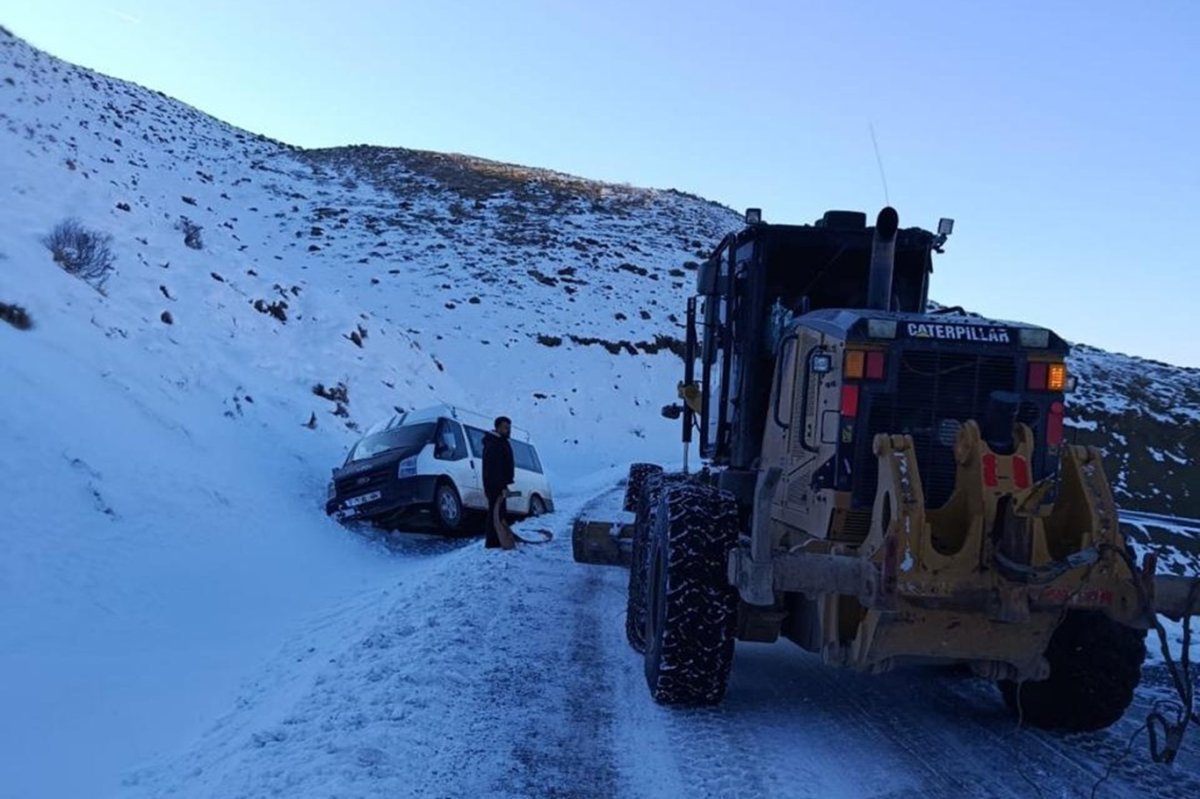Pervari’de kar yağışı nedeniyle minibüs şarampole yuvarlandı