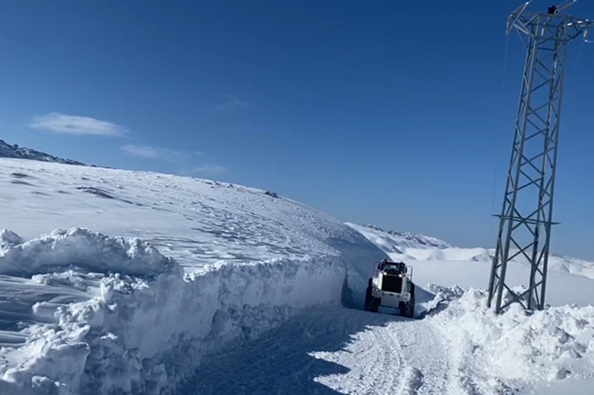 Şırnak’ta kar nedeniyle kapanan köy yolları için çalışmalar sürüyor