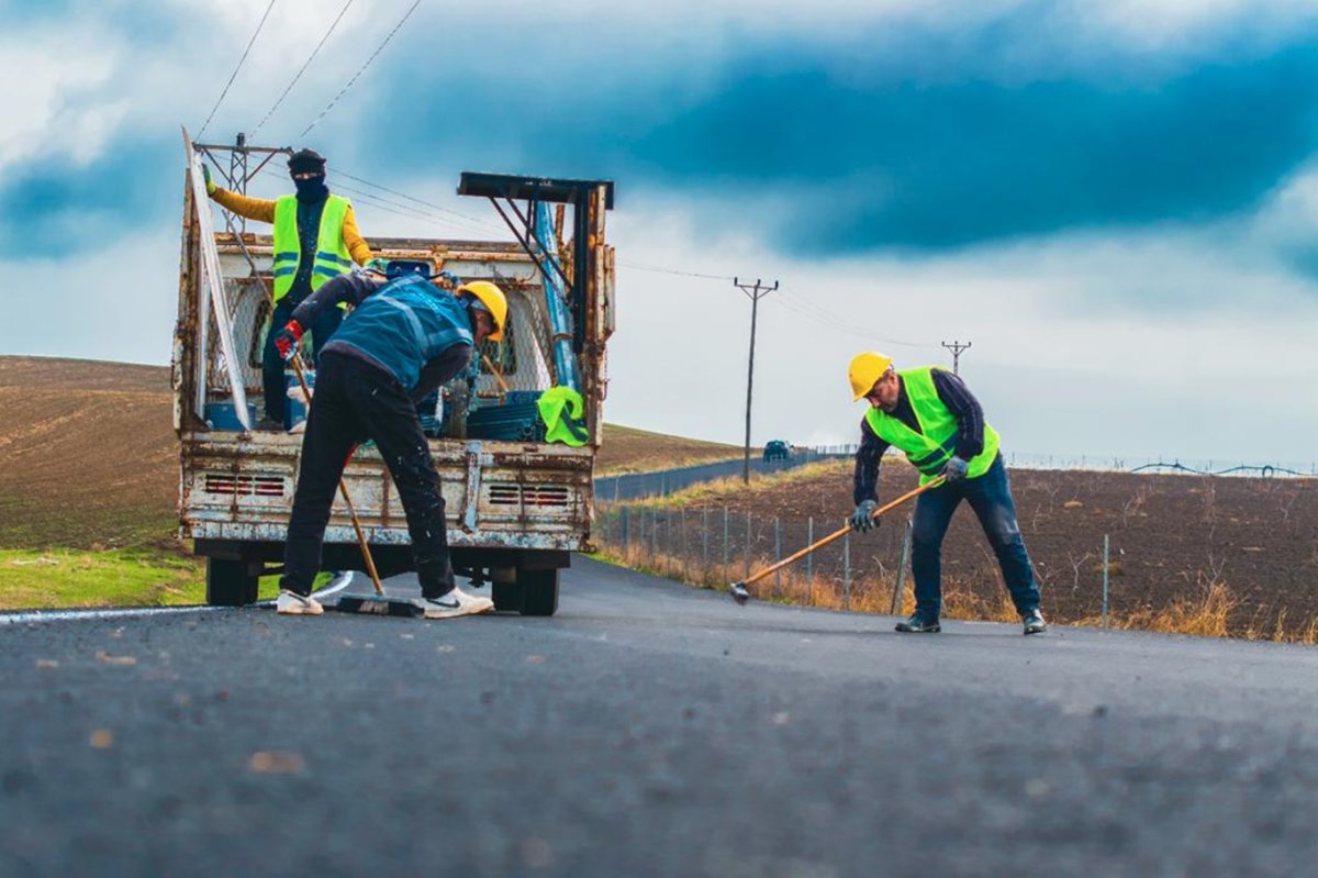 Batman'da köy yollarında yol çizgi ve işaretlemeleri yapıldı
