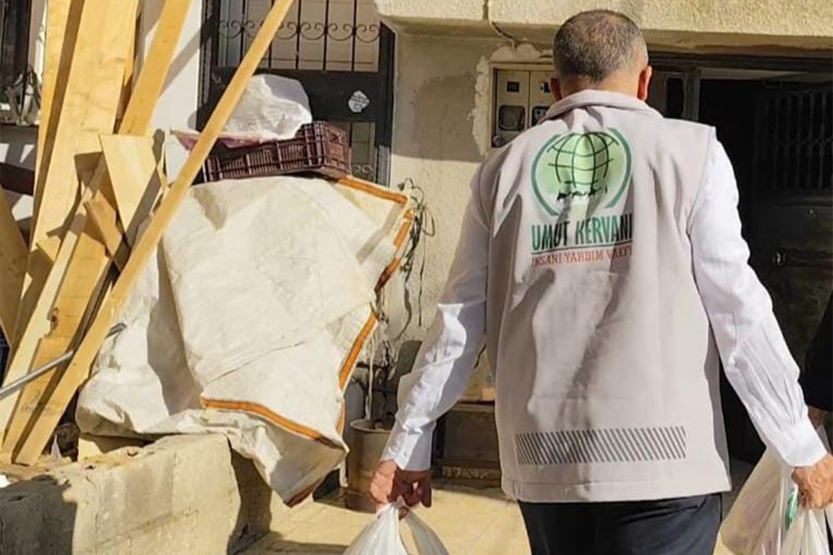 Umut Kervanı Tarsus'ta ihtiyaç sahibi ailelere yardım ulaştırdı