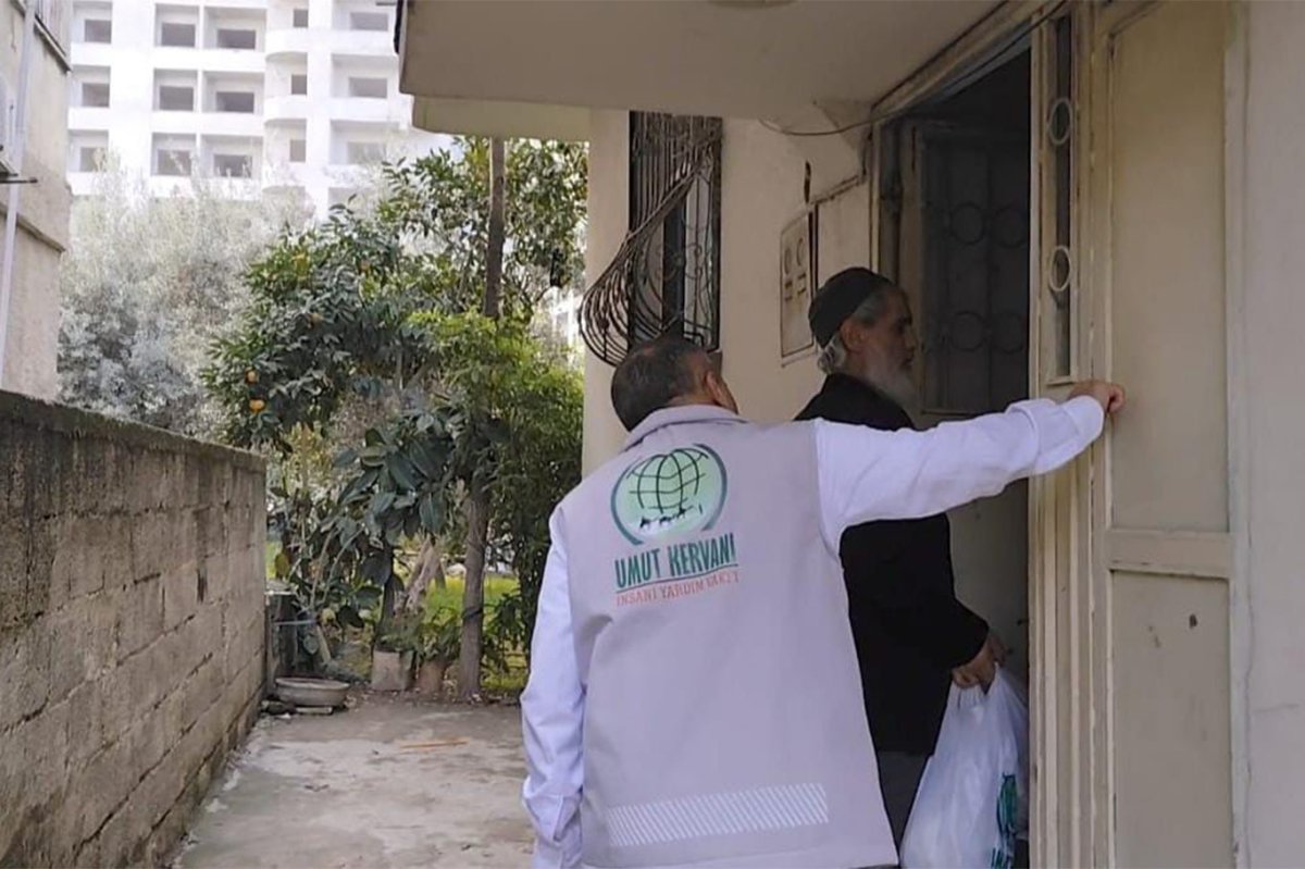 Umut Kervanı Tarsus'ta ihtiyaç sahibi ailelere yardım ulaştırdı