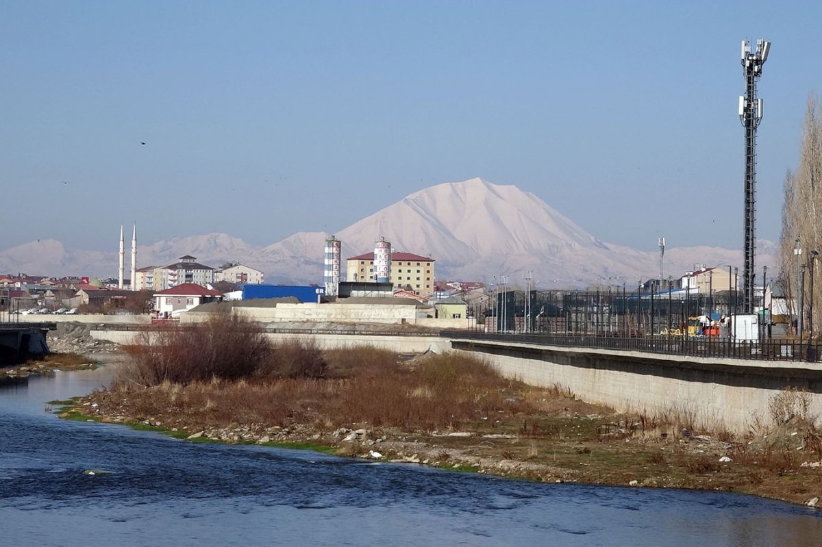 Ağrı’da iki mevsim bir arada, zirveler beyaz, şehir güneşli