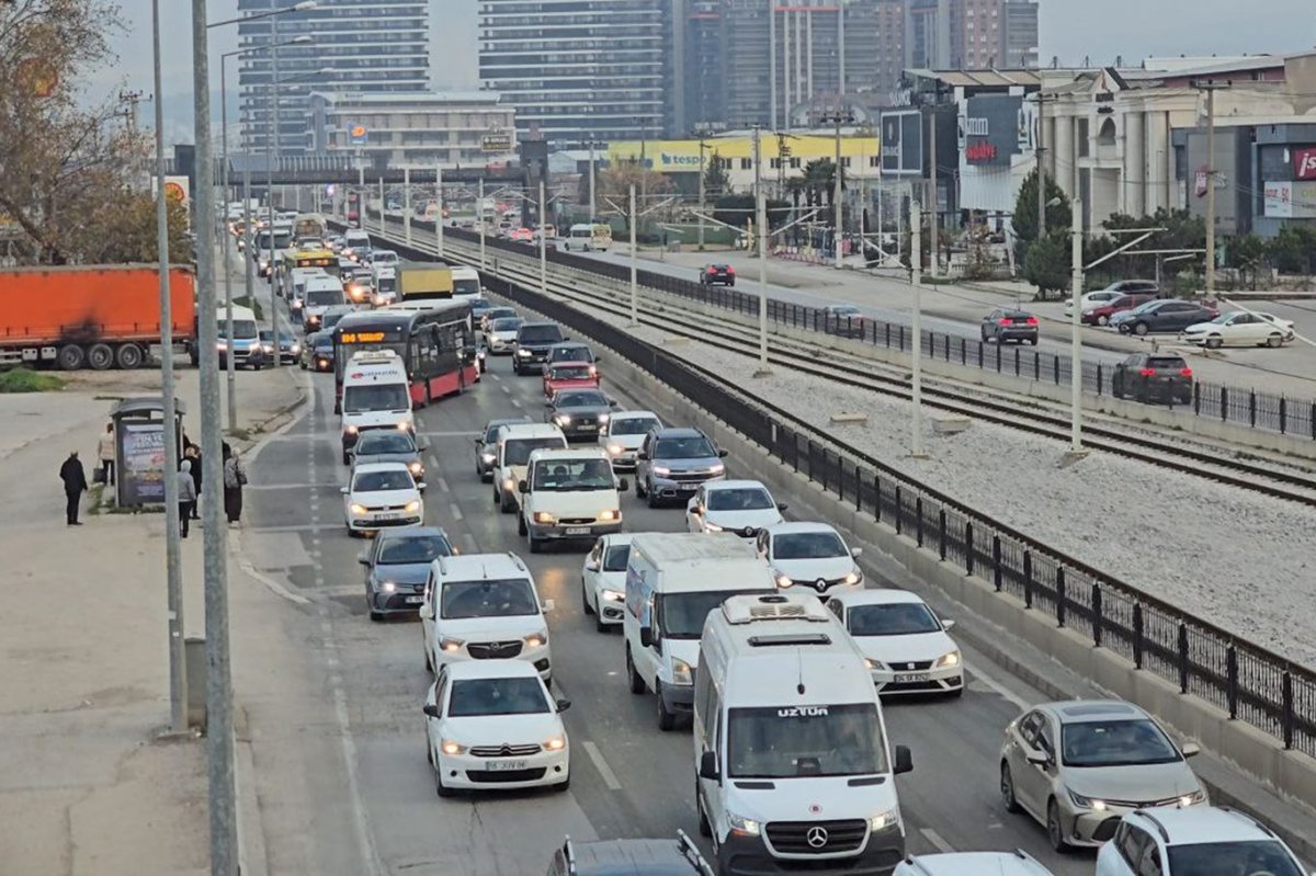 Büyüyen trafik sorununa çözüm bulmak yerine konserlere bütçe ayıran belediyeye tepki