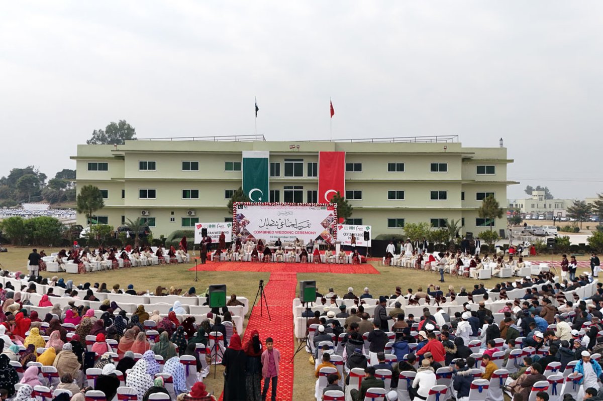 Pakistan'da toplu düğün: 43 çift evlendi