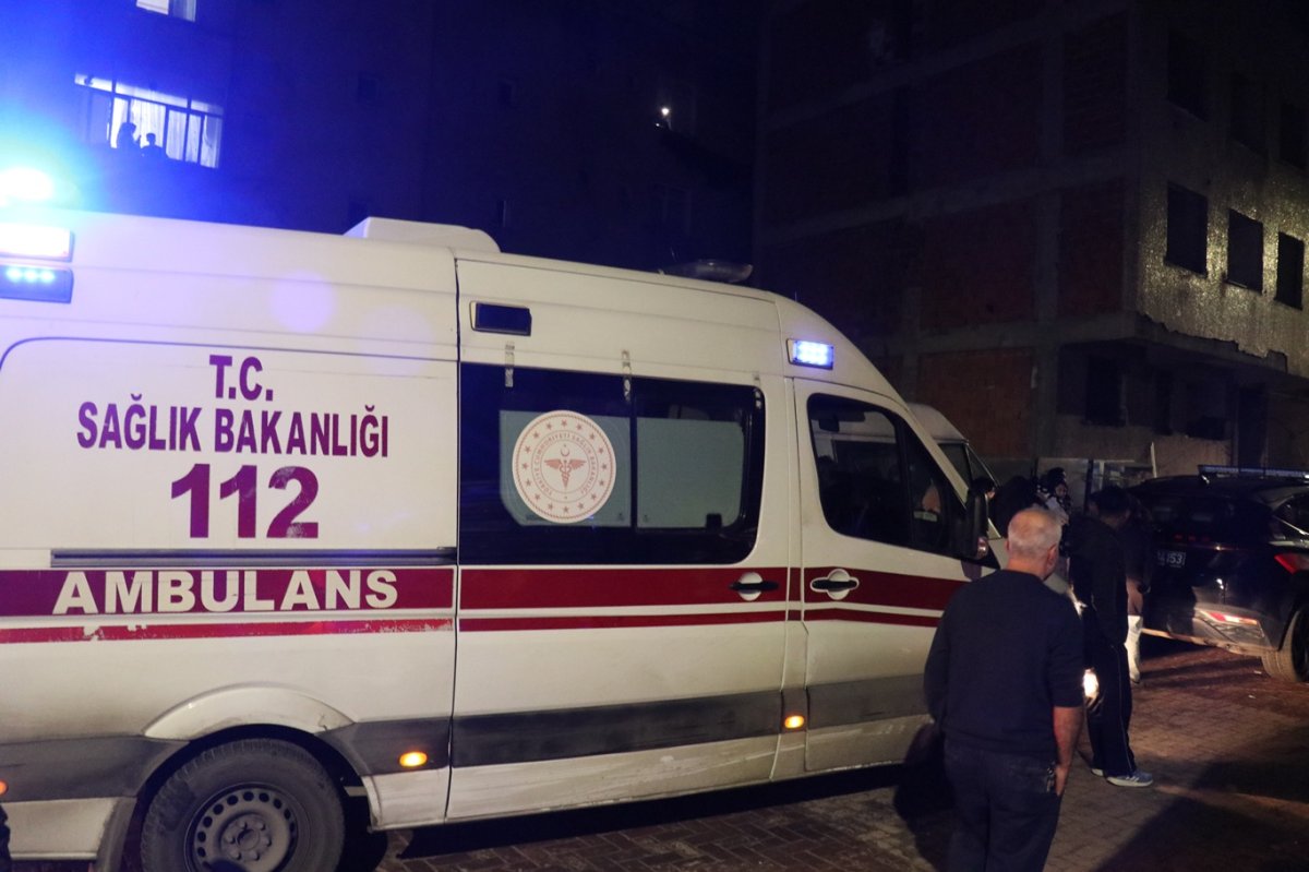 Zeytinburnu'nda bir bina kısmen çöktü: 3 araç kullanılamaz hale geldi