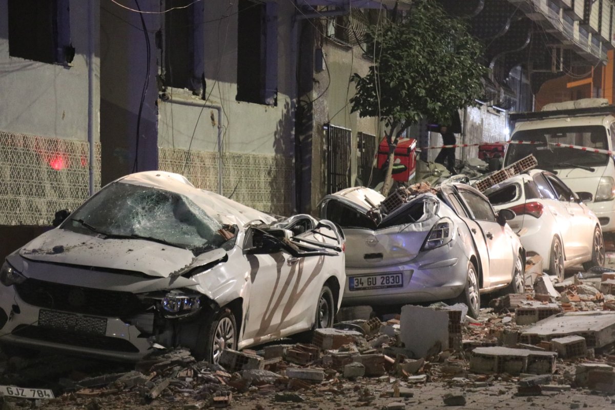 Zeytinburnu'nda bir bina kısmen çöktü: 3 araç kullanılamaz hale geldi