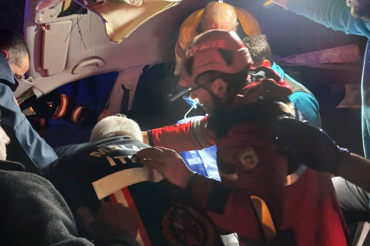 Malatya'da kontrolden araç kaza yaptı: 1'i ağır 2 yaralı