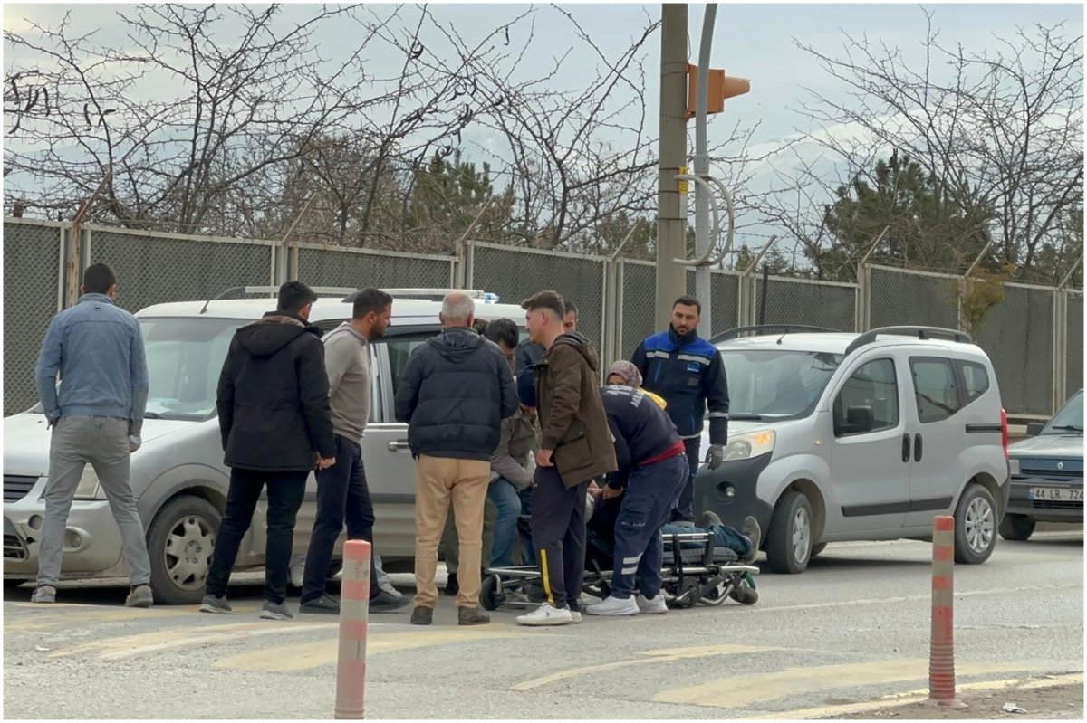 Direksiyon başında rahatsızlanan sürücü kaldırıma çarptı: Bir yaralı