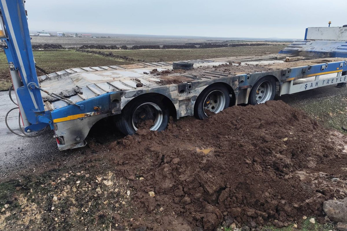 Diyarbakır'da tır'ın dorsesi alev alarak yandı