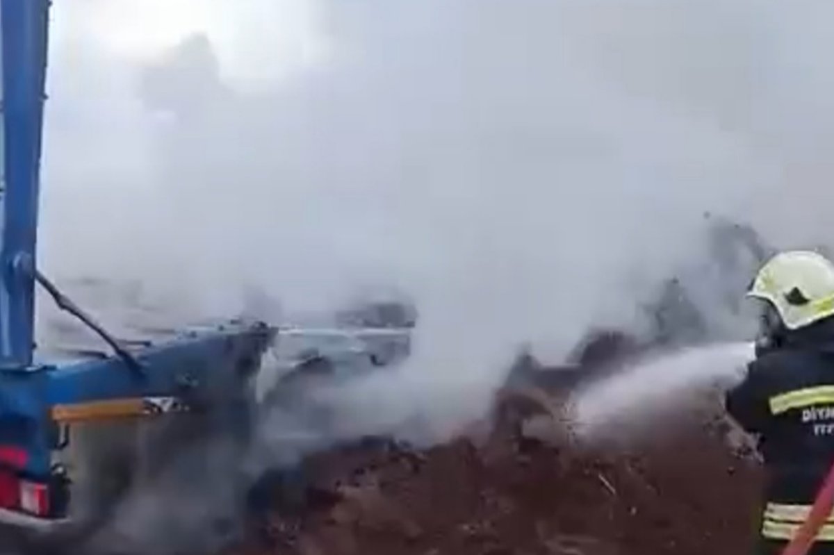 Diyarbakır'da tır'ın dorsesi alev alarak yandı