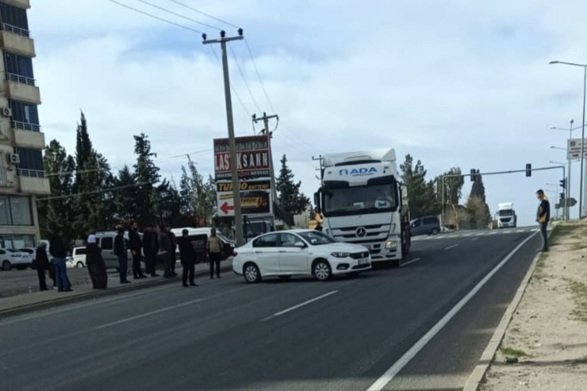 Mardin’de tır, trafik ışıklarında otomobili ile çarpıştı