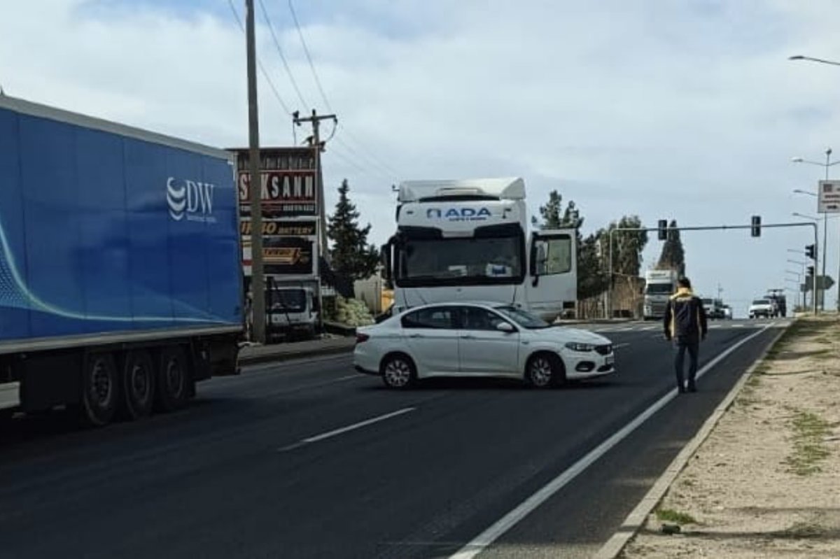 Mardin’de tır, trafik ışıklarında otomobili ile çarpıştı