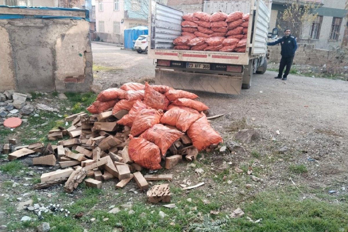 Elazığ Umut Kervanı’ndan muhtaç ailelere yakacak yardımı