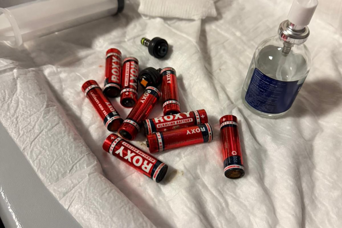 Bir kişi yuttuğu 9 kalem pil endoskopiyle çıkarıldı