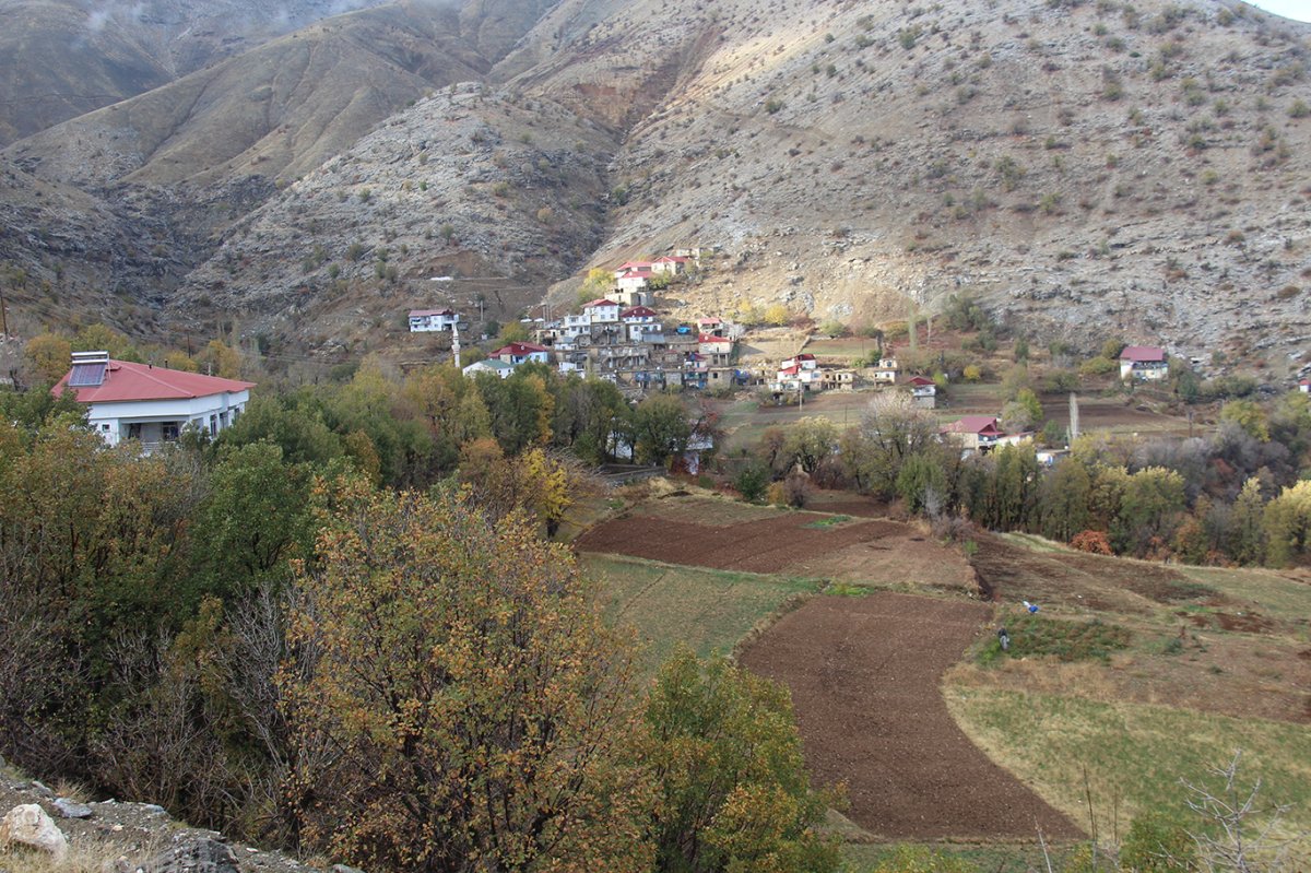 Çüngüş'ün bu mahallesinde su ve yol yok, çocuklar 2 yıldır okula gidemiyor