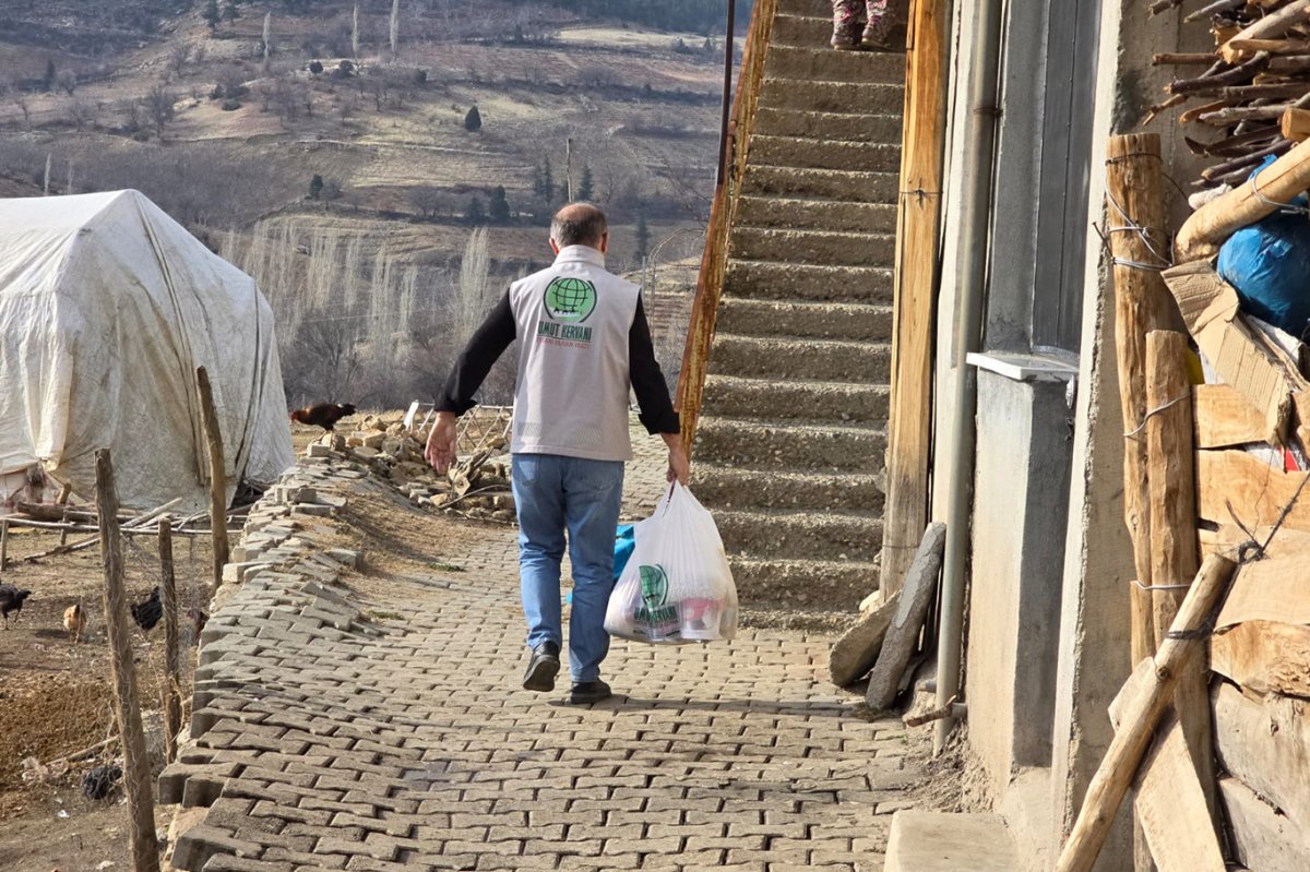 Kahramanmaraş Umut Kervanı kandil dolaysıyla gıda dağıtımı gerçekleştirdi