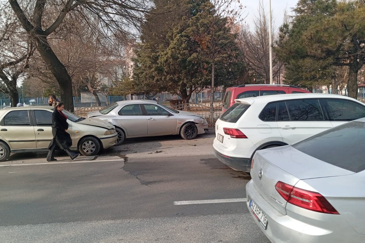 Konya’da maddi hasarlı zincirleme trafik kazası
