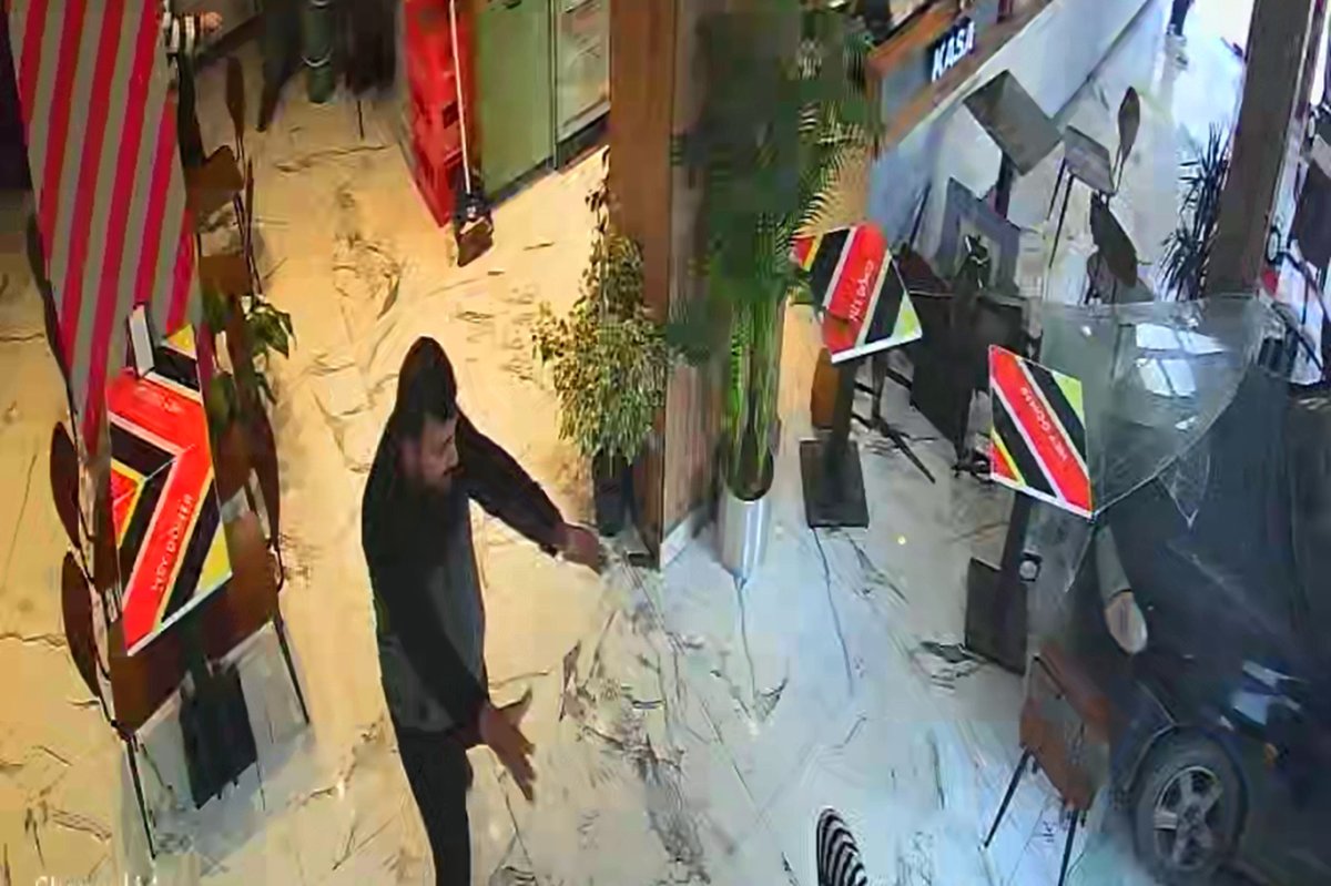 Malatya'da sürücüsünün direksiyon hâkimiyetini kaybettiği otomobil döner salonuna daldı