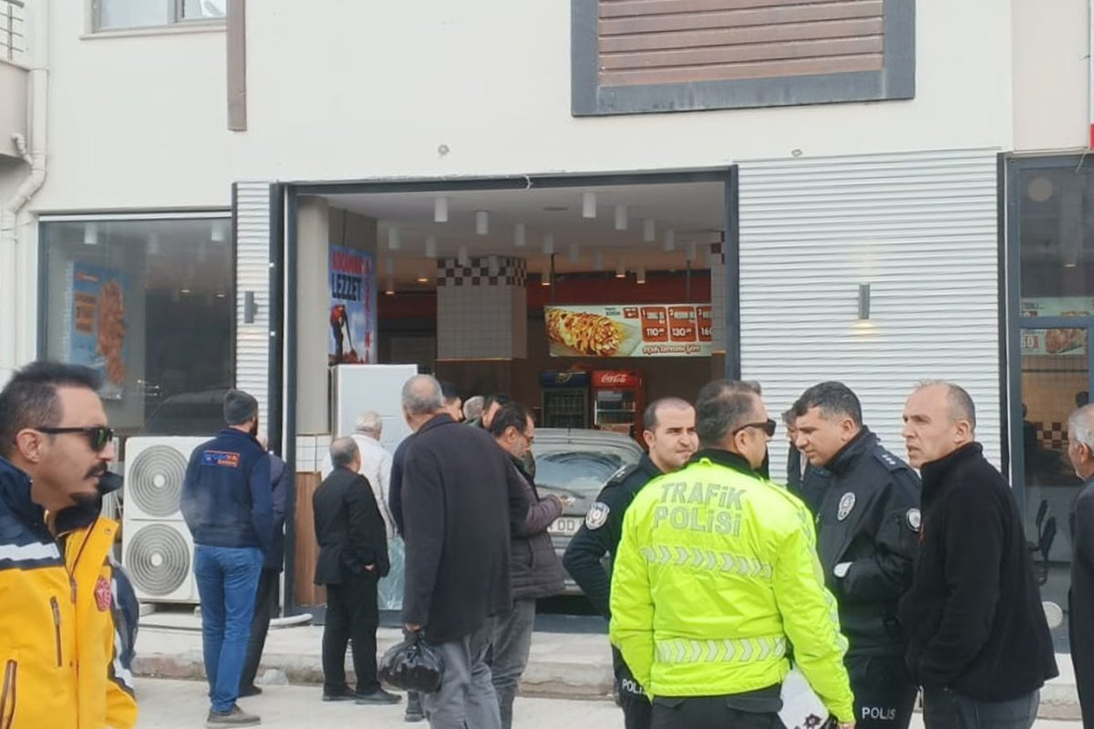 Malatya'da sürücüsünün direksiyon hâkimiyetini kaybettiği otomobil döner salonuna daldı