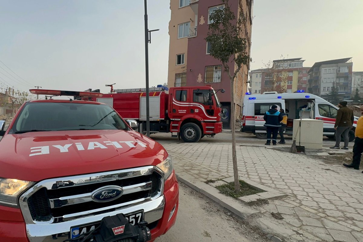 Ocakta unutulan yemek ev yangınına neden oldu