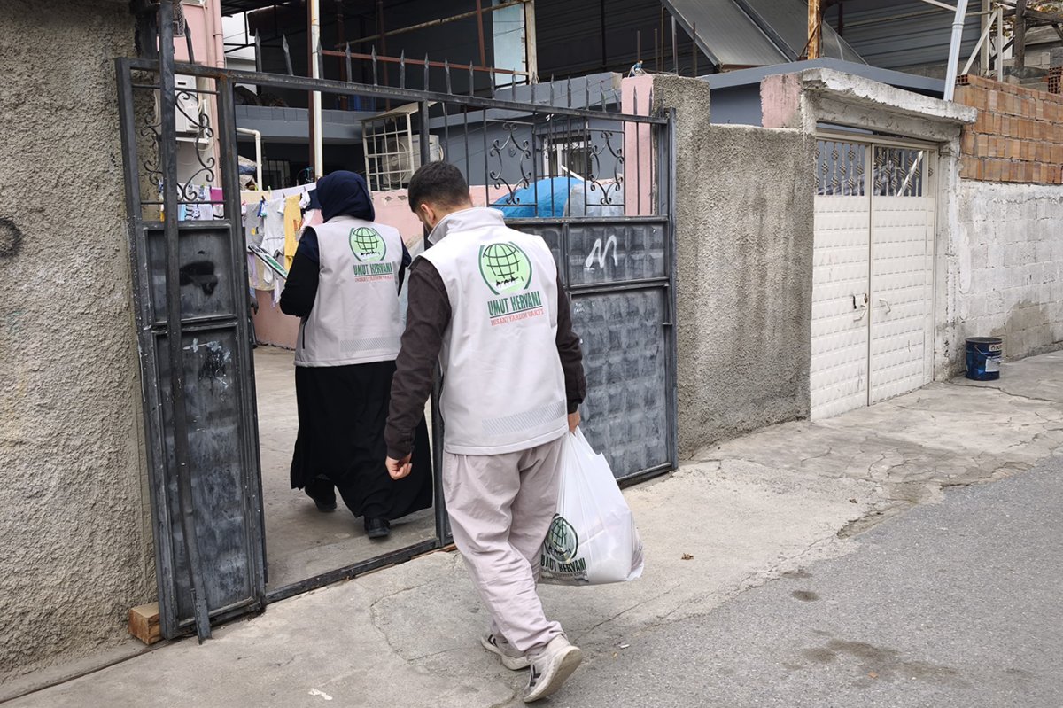 Tarsus Umut Kervanı’ndan Regaib Kandili vesilesiyle gıda yardımı