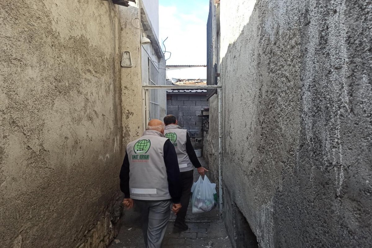 Umut Kervanı Hatay’da Regaib Kandili dolayısıyla gıda yardımında bulundu