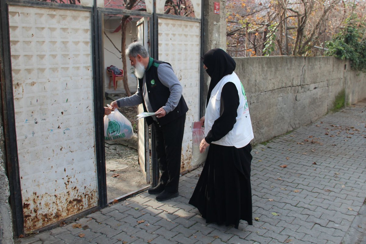 Umut Kervanı'ndan Batman'da yüzlerce muhtaç aileye gıda yardımı