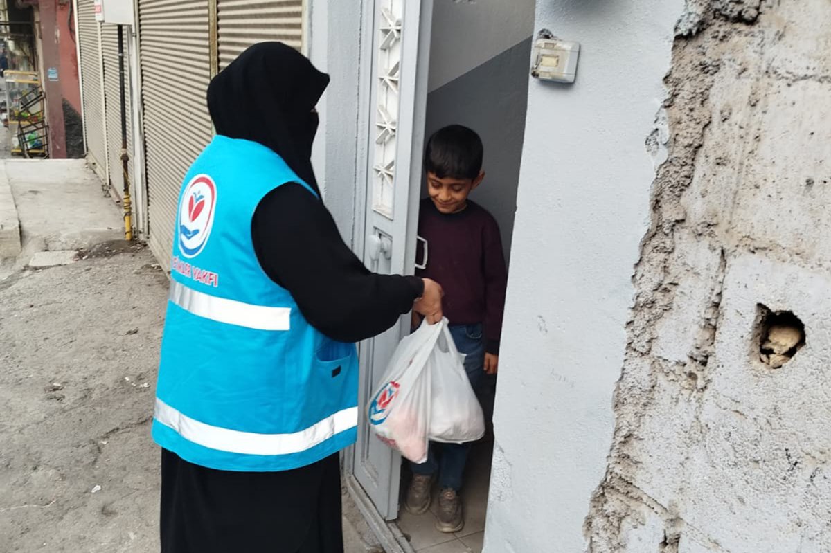 Yetimler Vakfı Gaziantep Temsilciliği kandil münasebetiyle kımızı ve beyaz et dağıtımı gerçekleştirdi