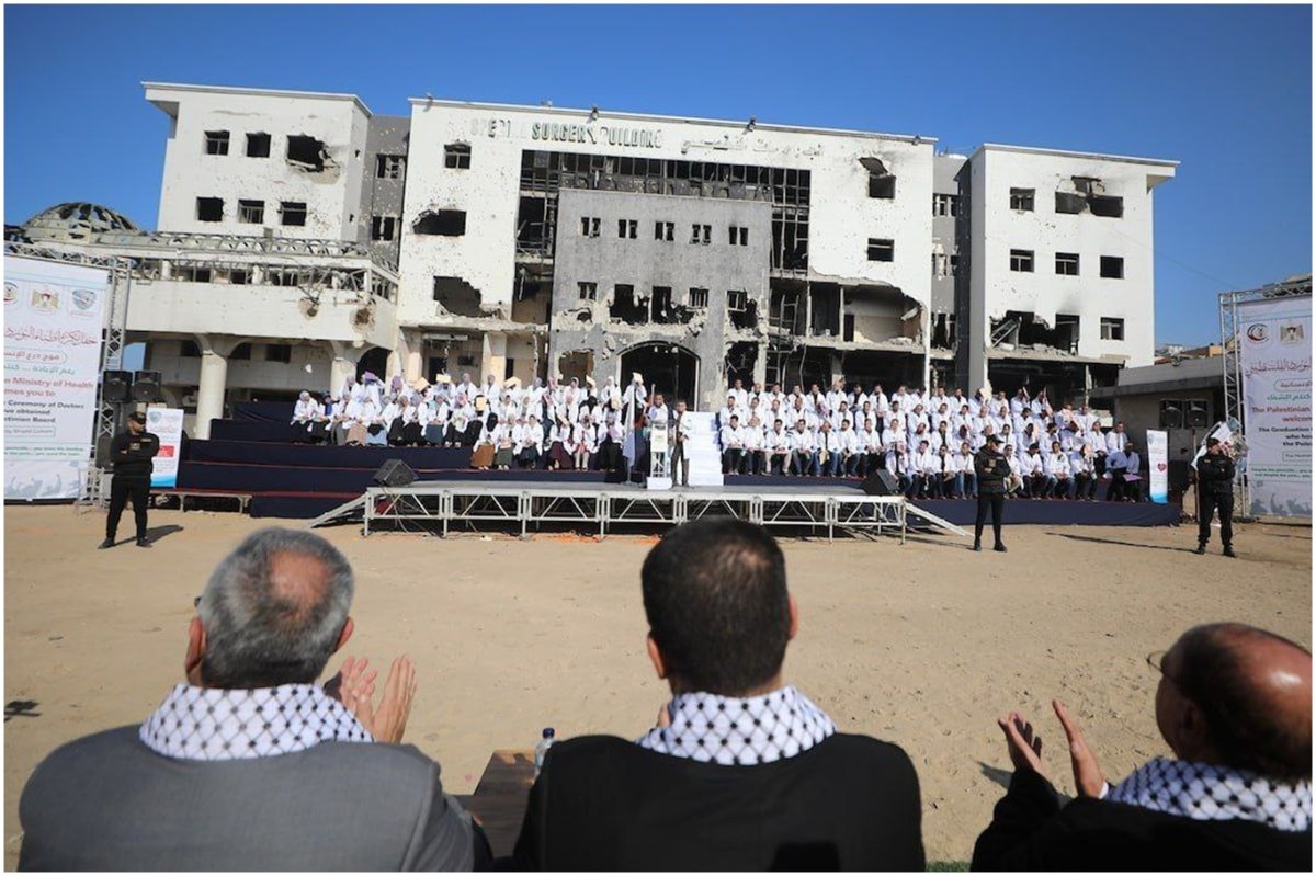 Enkazın ortasında mezuniyet: El-Şifa’da doktorlara diploma töreni