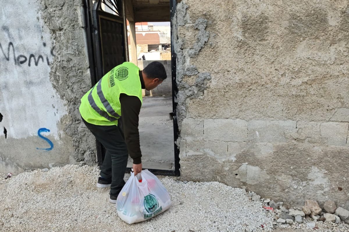 Umut Kervanı Akçakale'de yetim ve muhtaç ailelerin yüzünü güldürdü