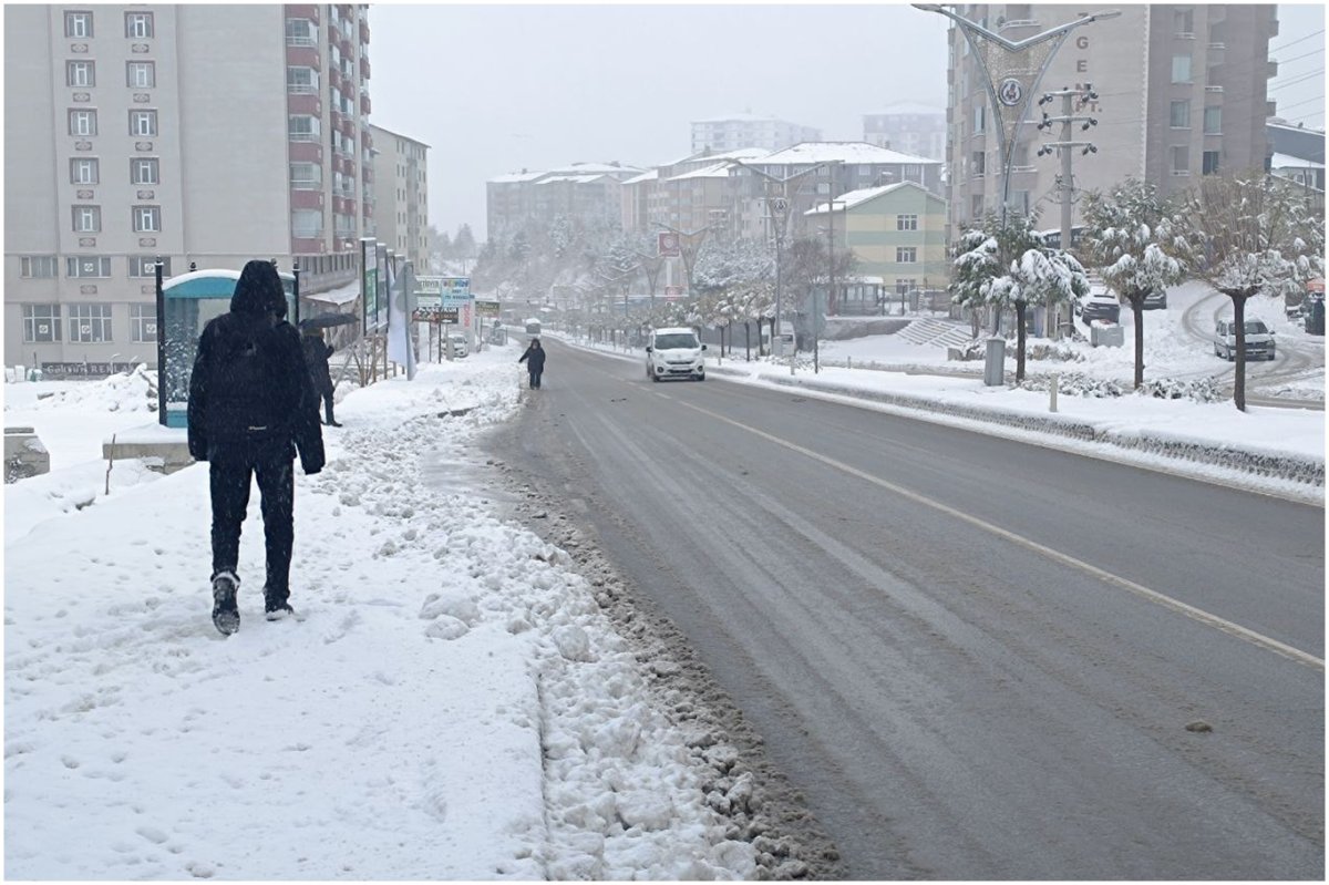 Bitlis’te yoğun kar yağışı ve fırtına: 180 köy yolu ulaşıma kapandı