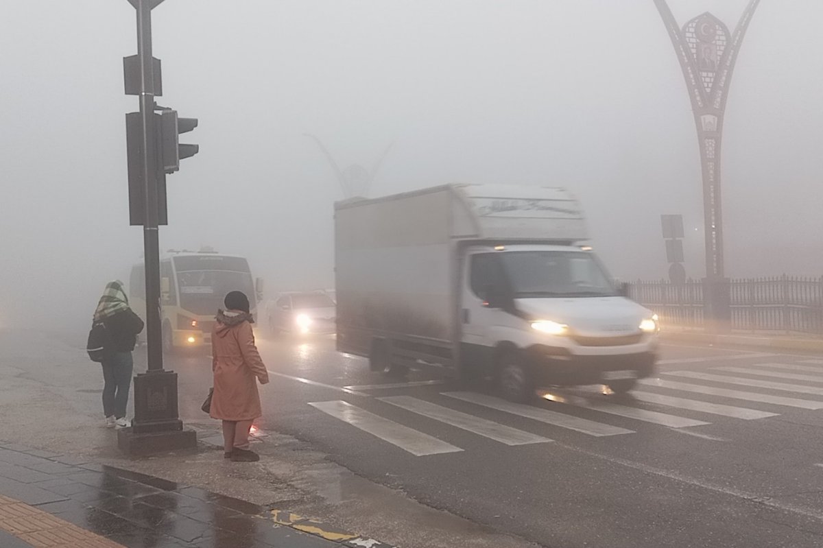 Mardin güne yoğun sisle uyandı: Görüş mesafesi 5 metreye kadar düştü