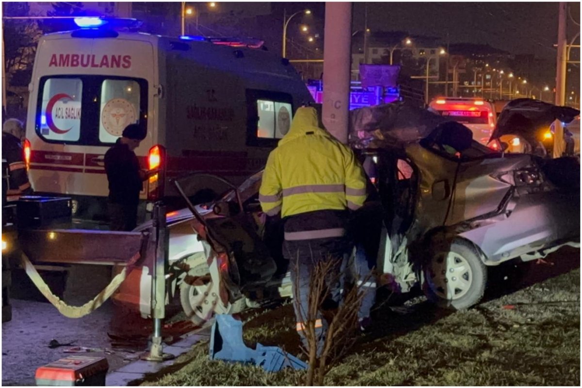 Trambüs direğine çarpan araçta bir kişi hayatını kaybetti